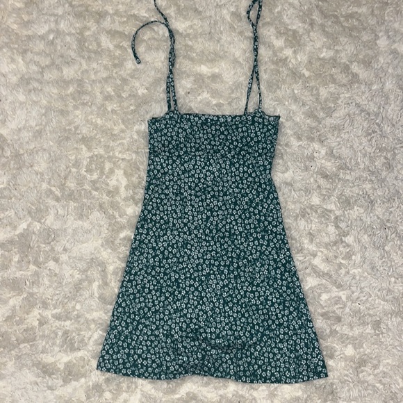 Never worn green floral dress originally from h&m but the brand is Divided - Picture 2 of 2